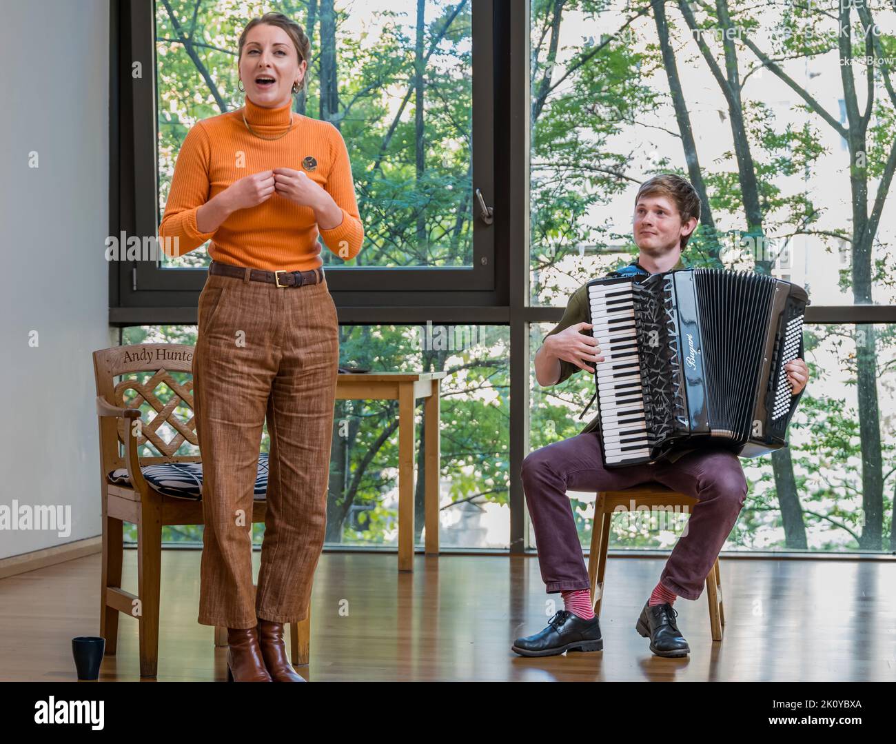 Édimbourg, Écosse, Royaume-Uni, 14th septembre 2022. Scottish International Storytelling Festival : une représentation du conteur Shona Cowie et du joueur d'accordéon Neil Sutcliffe au Scottish Storytelling Center pour lancer le programme du festival Keep it lit. Credit: Sally Anderson/ Alamy Live News Banque D'Images