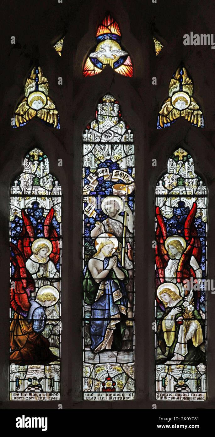 Vitraux de Percy Bacon & Brothers illustrant le Baptême du Christ, église St Columba, major St Columb, Cornouailles Banque D'Images