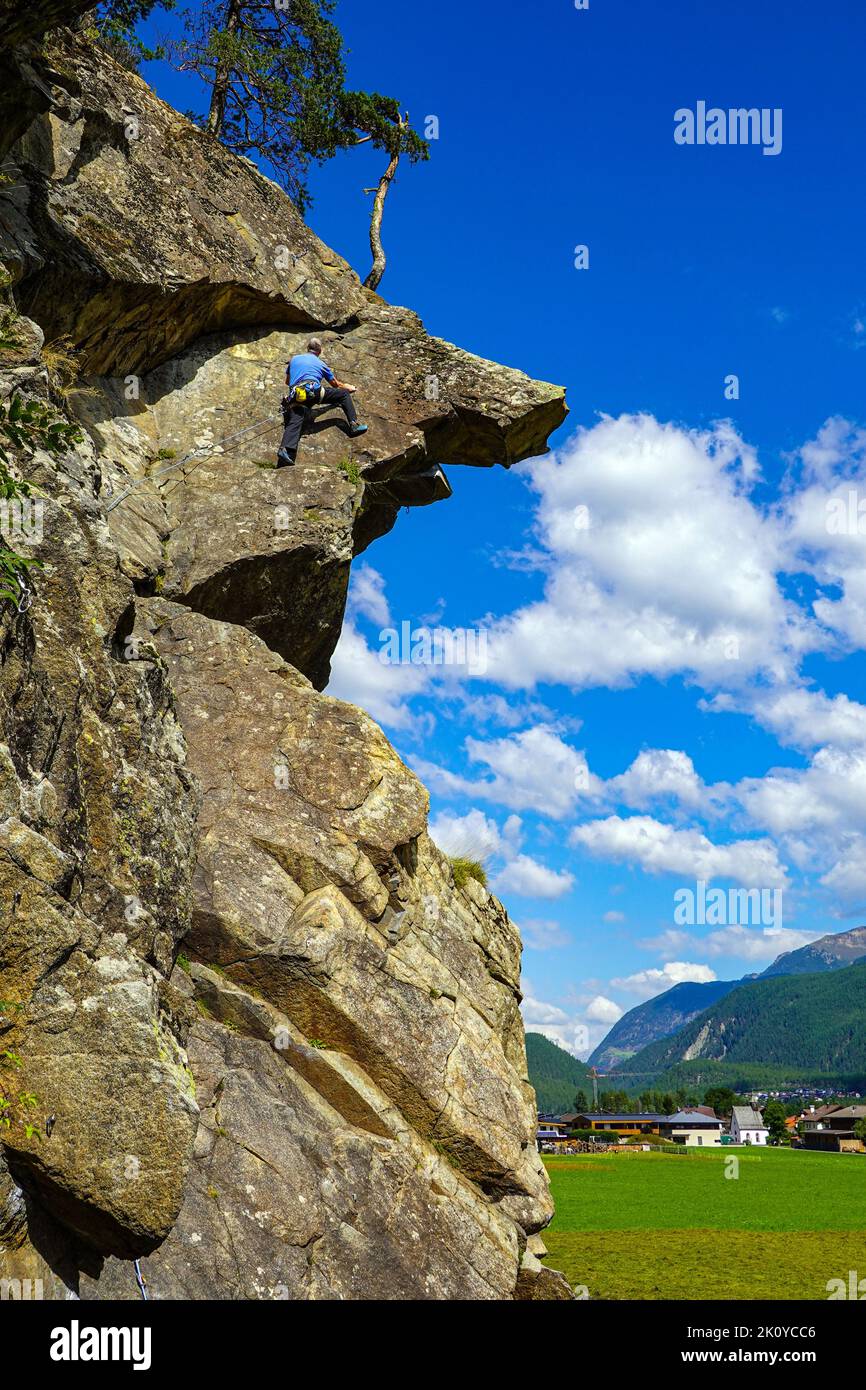 Alpiniste, escalade près de Langenfeld, dans la vallée de l'Otztal, le Tyrol, l'Autriche, l'UE, les Alpes européennes Banque D'Images