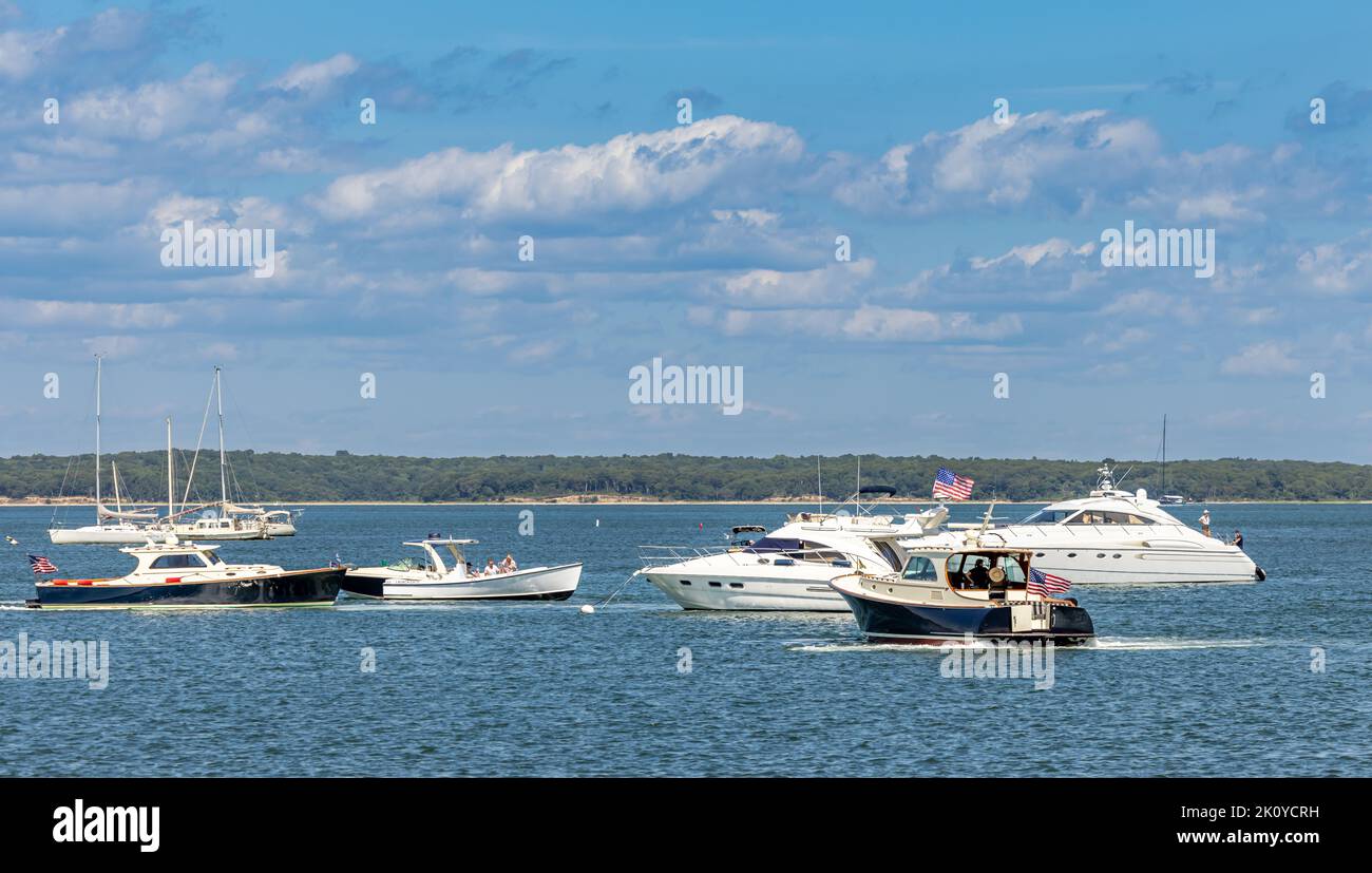 Groupe de bateaux venant et allant à Sag Harbor, NY Banque D'Images