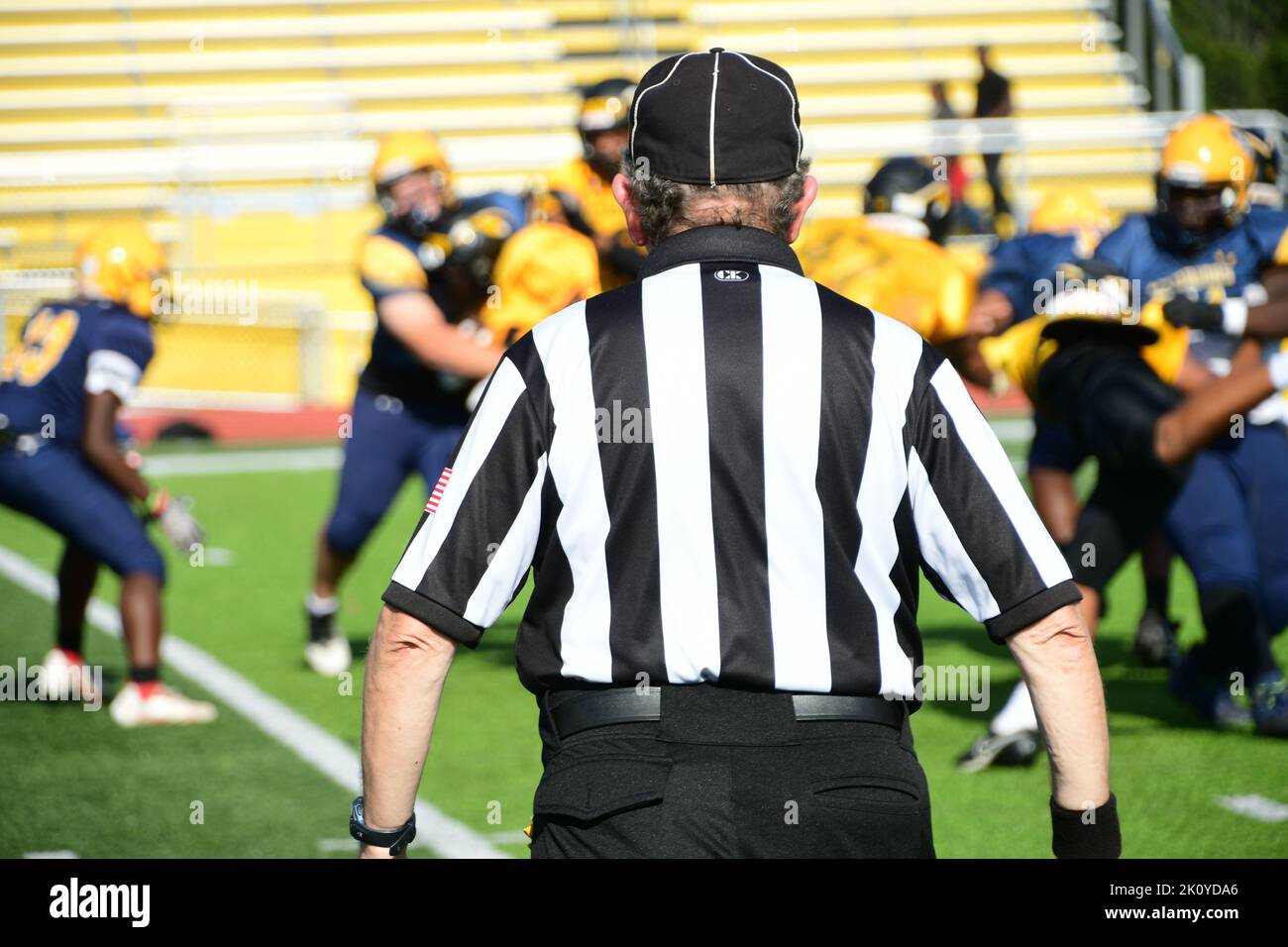 Retour de l'arbitre de football pendant un match de football Banque D'Images