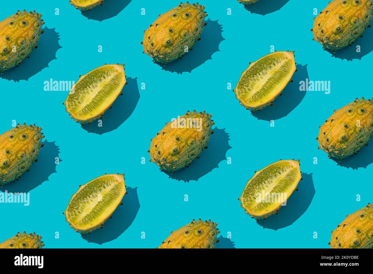 Kiwano frais, gelée de melon, motif de melon corné sur fond bleu. Banque D'Images