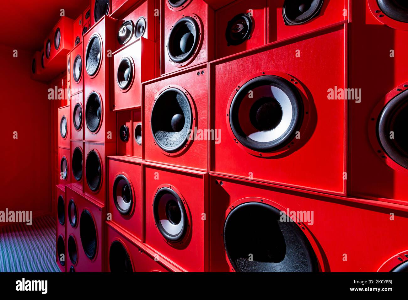 Photo d'un mur en gros plan avec arrière-plan rouge des enceintes audio. Banque D'Images