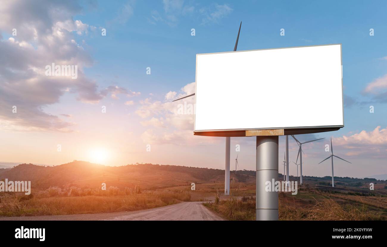 Panneau d'affichage vierge avec écran vide et champ d'éolienne. Pour le design publicitaire ou le texte. modèle de maquette Banque D'Images