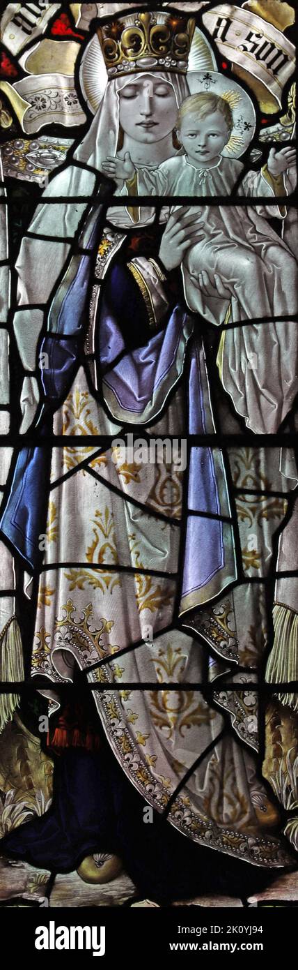 Vitraux de Percy Bacon & Brothers représentant la Sainte Vierge Marie et le bébé Jésus, Mawgan-in-Pyder, Cornouailles Banque D'Images