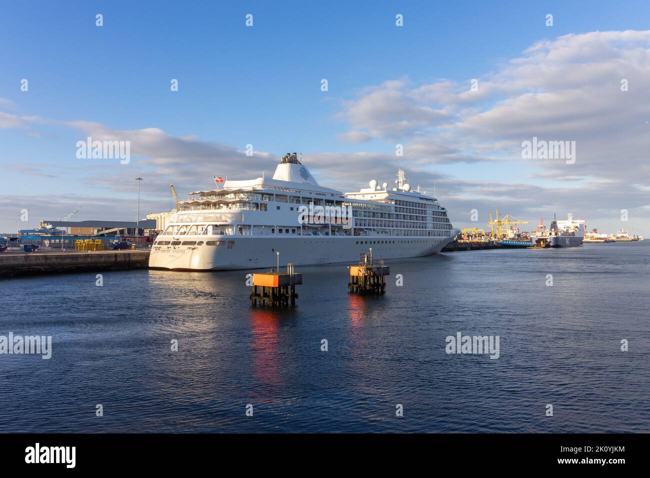 Le paquebot de croisière Silver Whisper s'amarrer près du terminal 3 du port de Dublin, en Irlande. Banque D'Images