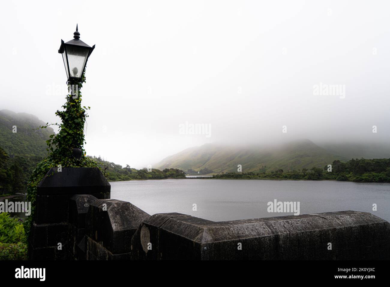 Polacappul Lough est un lac dans le comté de Galway. Polacappul Lough est situé à l'ouest de Kylemore Lough, et au nord-ouest de Benbaun. Pittoresque en Irlande. Banque D'Images