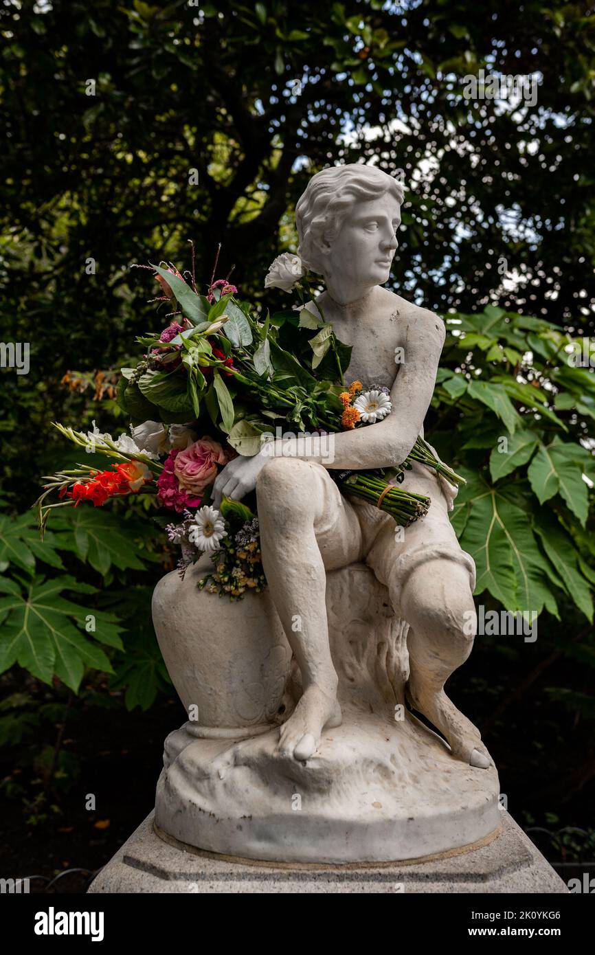 Une statue du parc St James's est recouverte de fleurs en hommage à la reine Elizabeth II après sa mort, Londres, dimanche 11 septembre Banque D'Images