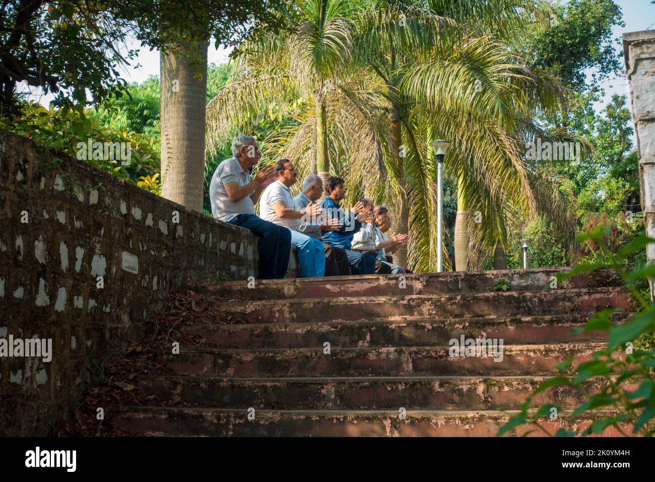 13 avril 2022, Dehradun City Uttarakhand Inde. Les personnes âgées se rassemblent dans un jardin dans le cadre de leurs exercices quotidiens du matin pour rester en forme. Banque D'Images