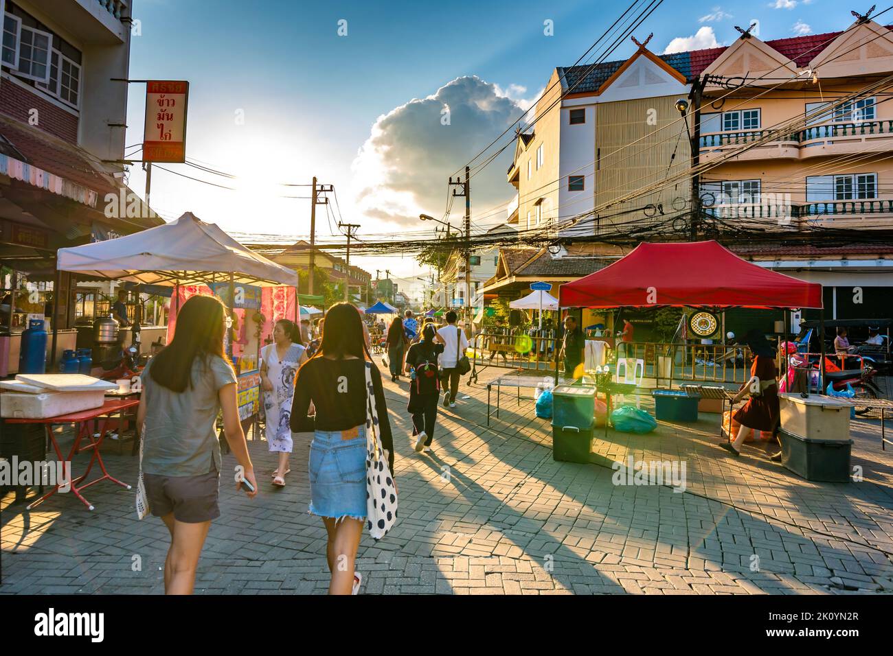 CHIANG MAI, THAÏLANDE - 3.11.2019: Marché de nuit dans la ville de Chiang Mai peu après le coucher du soleil. Les touristes sont à pied sur la route. Les vendeurs thaïlandais dans la stalle Banque D'Images