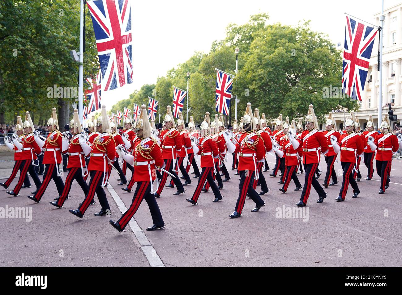 La procession militaire comme le cercueil de la reine Elizabeth II, drapé dans le Standard Royal, est porté sur un chariot à canon tiré par des chevaux de la troupe du roi Royal Horse Artillery, pendant la procession cérémonielle de Buckingham Palace à Westminster Hall, Londres, Où il sera dans l'état avant ses funérailles lundi. Date de la photo: Mercredi 14 septembre 2022. Banque D'Images