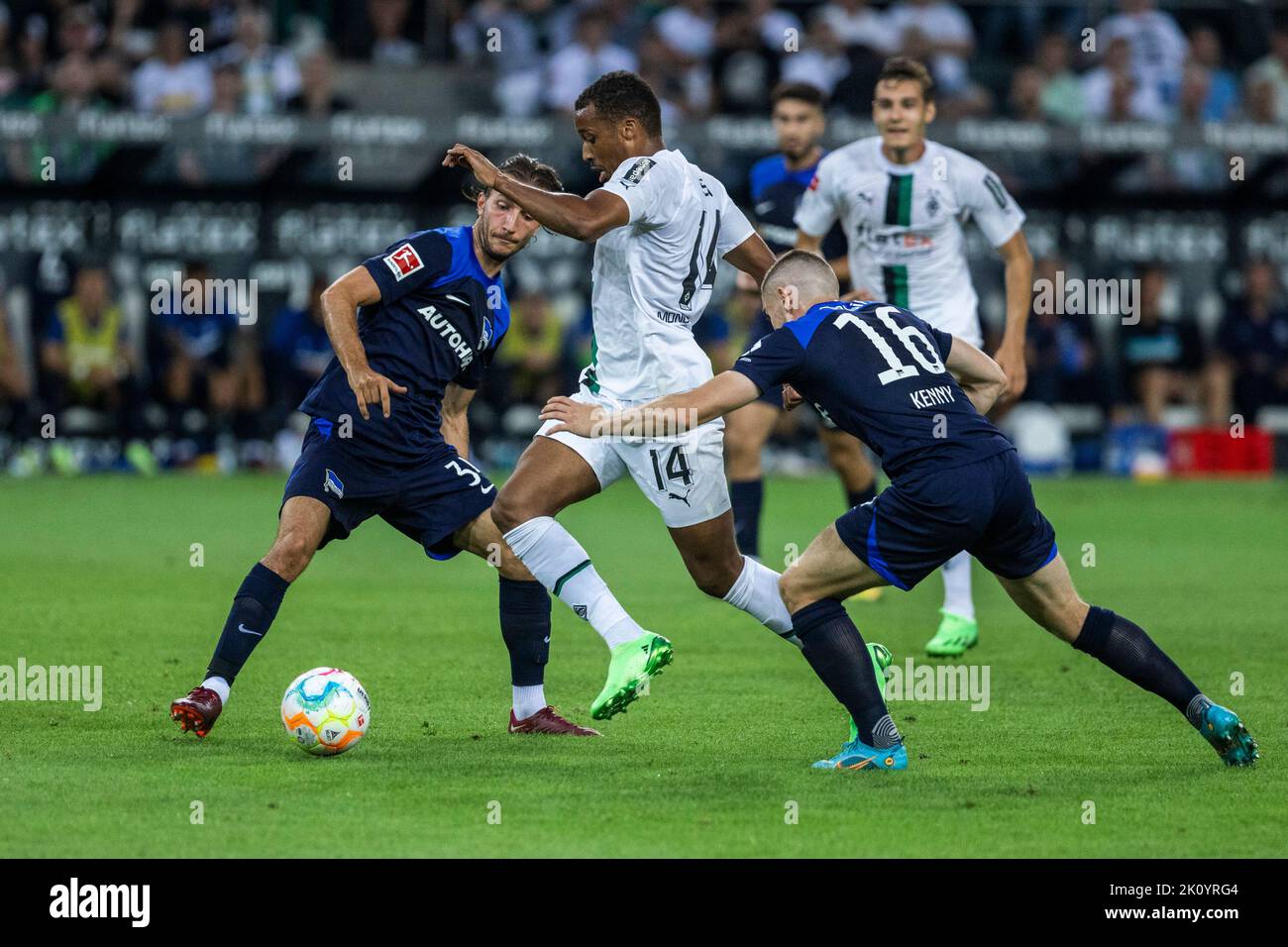 Mönchengladbach, parc Borussia, 19.08.22: Alassane Aplath (M) (Gladbach) gegen Jonjoe Kenny (Berlin) beim 1. Bundesliga Spiel Borussia Mönchengladbach v Banque D'Images