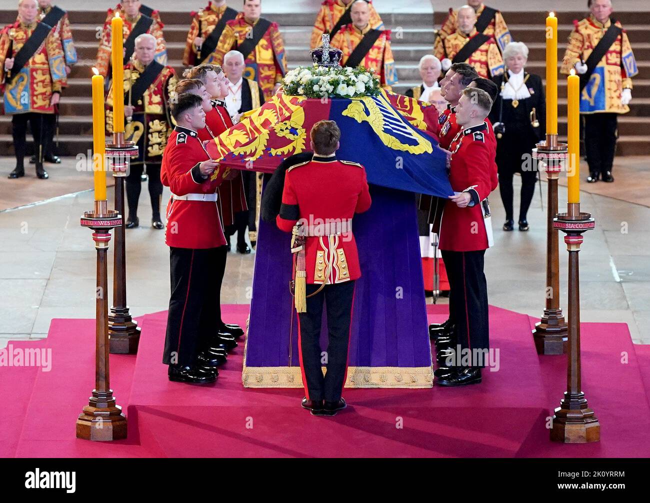 Le Bearer Party de la Compagnie de la Reine, 1st Bataillon Grenadier Guards, place le cercueil de la reine Elizabeth II sur la catafalque Westminster Hall, Londres, où il sera dans l'état avant ses funérailles lundi. Date de la photo: Mercredi 14 septembre 2022. Banque D'Images