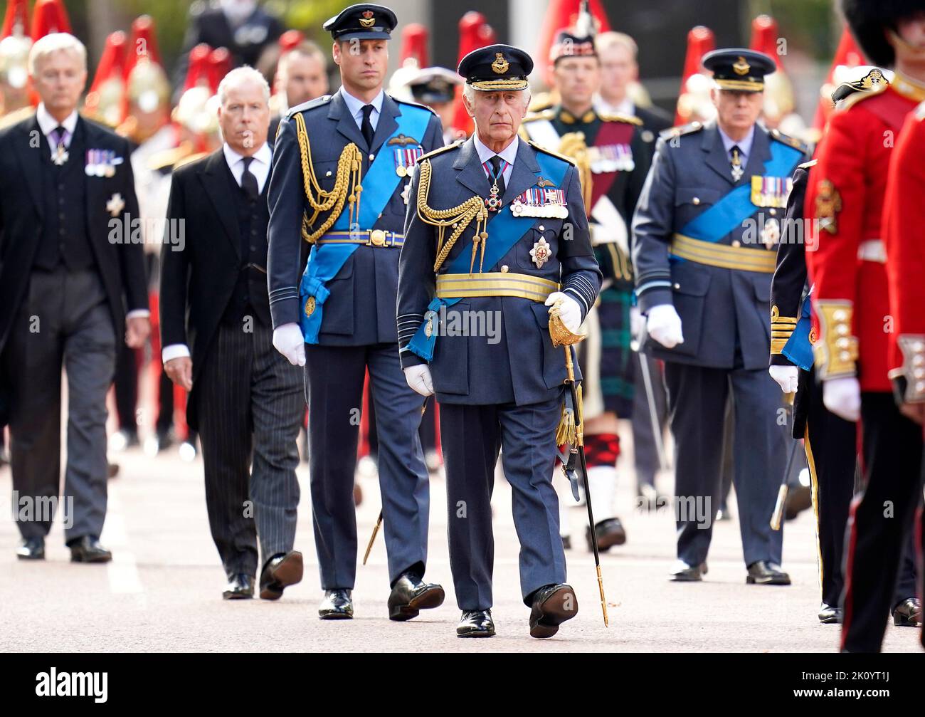 Le roi Charles III (au centre) et le prince de Galles se promeuillent derrière le cercueil de la reine Elizabeth II, drapé dans l'étalon royal avec la couronne d'État impériale placée au-dessus, puisqu'il est transporté sur un chariot à canon tiré par des chevaux de la troupe du roi Royal Horse Artillery, Pendant la procession cérémonielle de Buckingham Palace à Westminster Hall, Londres, où il sera dans l'état avant ses funérailles lundi. Date de la photo: Mercredi 14 septembre 2022. Banque D'Images