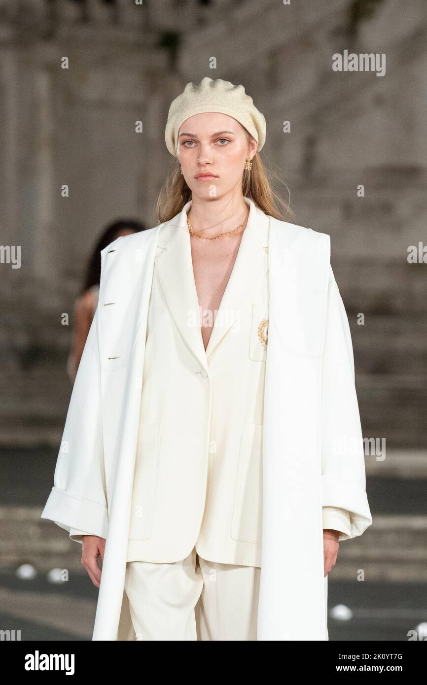Rome, Italie. 12th septembre 2022. Un modèle marche sur la piste pendant le défilé de mode Laura Biagiotti collection Printemps-été 2023 à la place Campidoglio à Rome. Crédit : SOPA Images Limited/Alamy Live News Banque D'Images