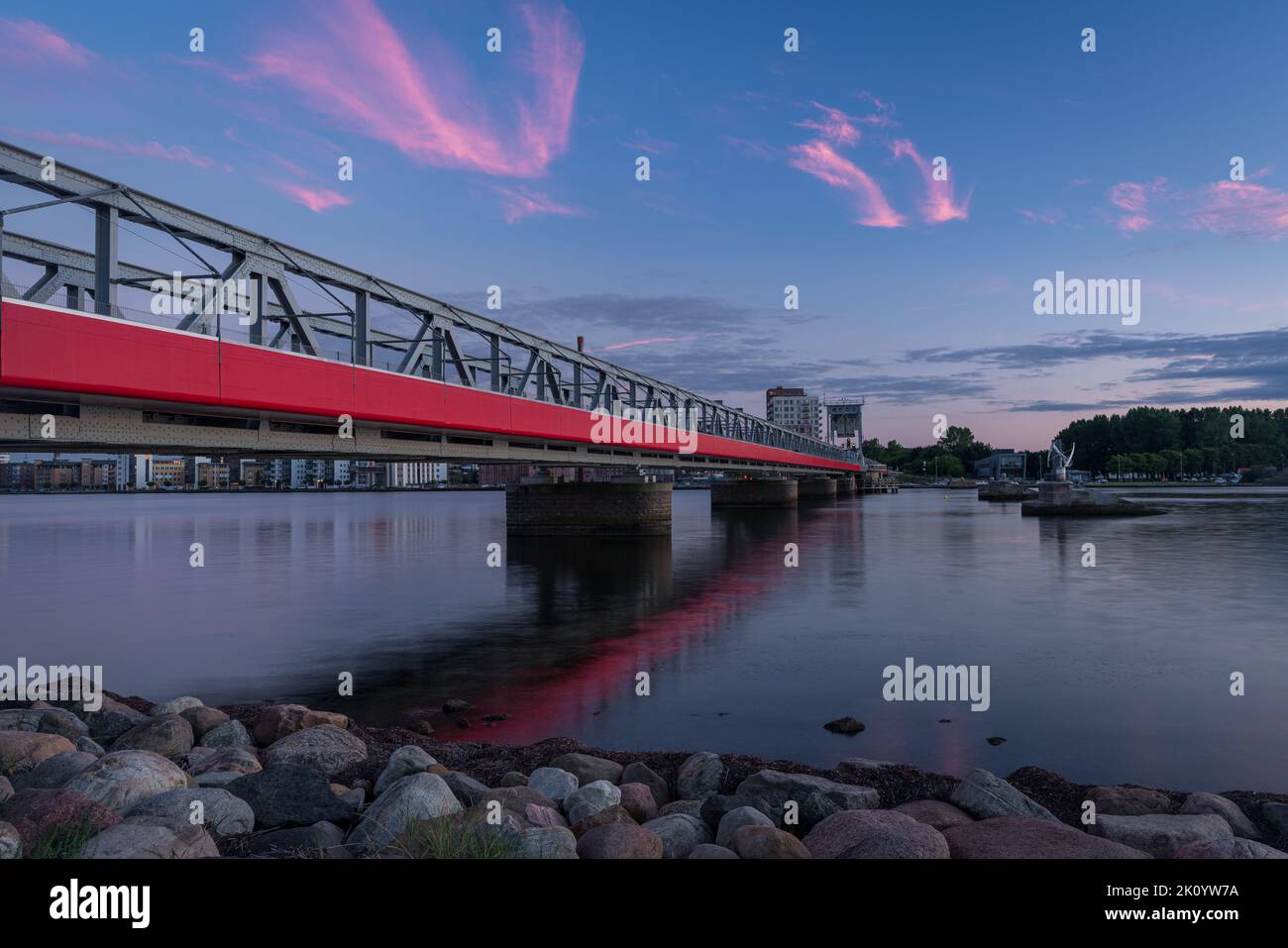 Le Pont culturel - un pont ferroviaire et piétonnier à Aalborg, au Danemark, pendant un coucher de soleil coloré Banque D'Images
