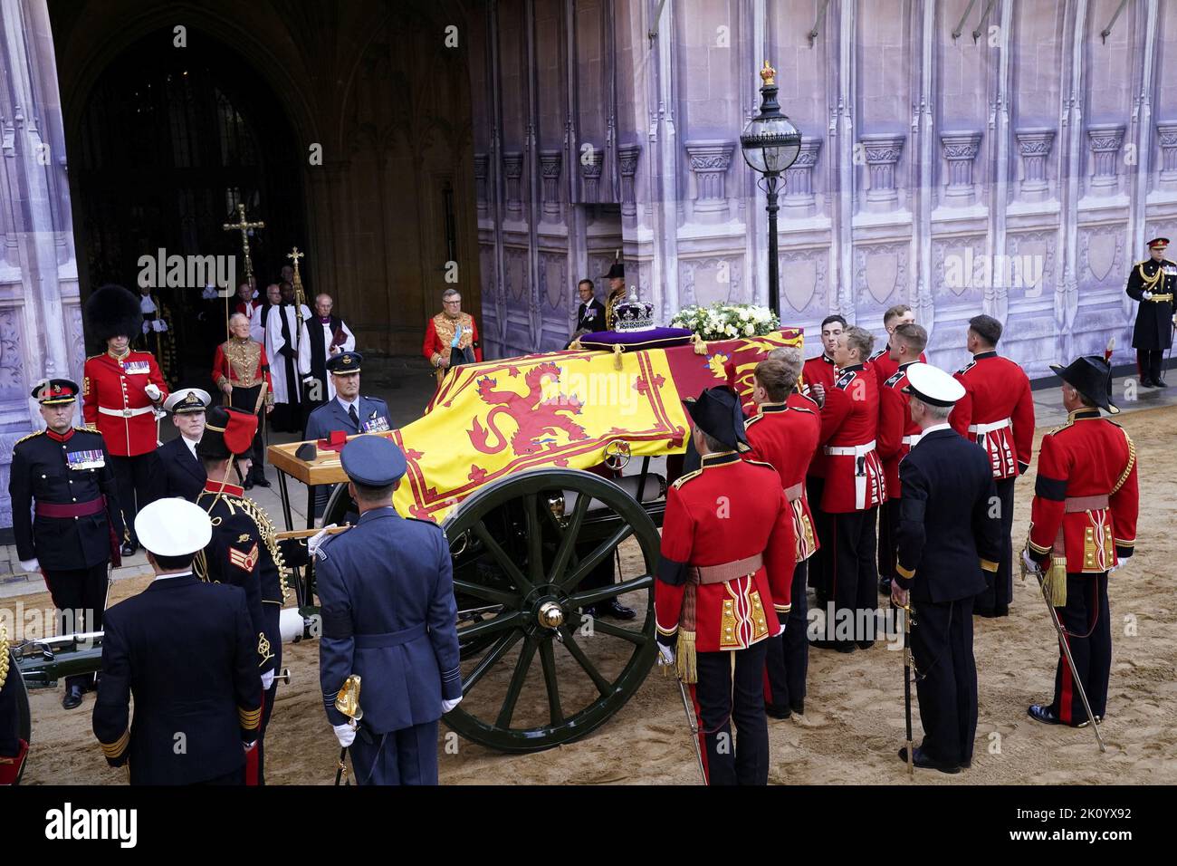 Le porteur se prépare à porter le cercueil de la reine Elizabeth II dans le Westminster Hall