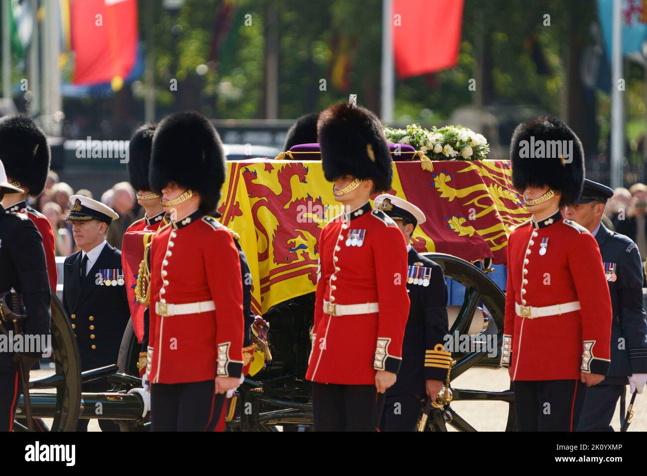 LONDRES - 14 SEPTEMBRE : la procession du cercueil de la reine Elizabeth II passe à travers la parade des gardes à cheval, qui va de Buckingham Palace à Westminster Hall. Derrière le cercueil se trouvent le prince William et Harry, le prince Edward, le prince Andrew, la princesse Anne, ainsi que le roi Charles III, qui est transporté sur une voiture à canon, suivie par d'autres membres de la famille royale, sur 14 septembre 2022. Photo de David Levenson Banque D'Images