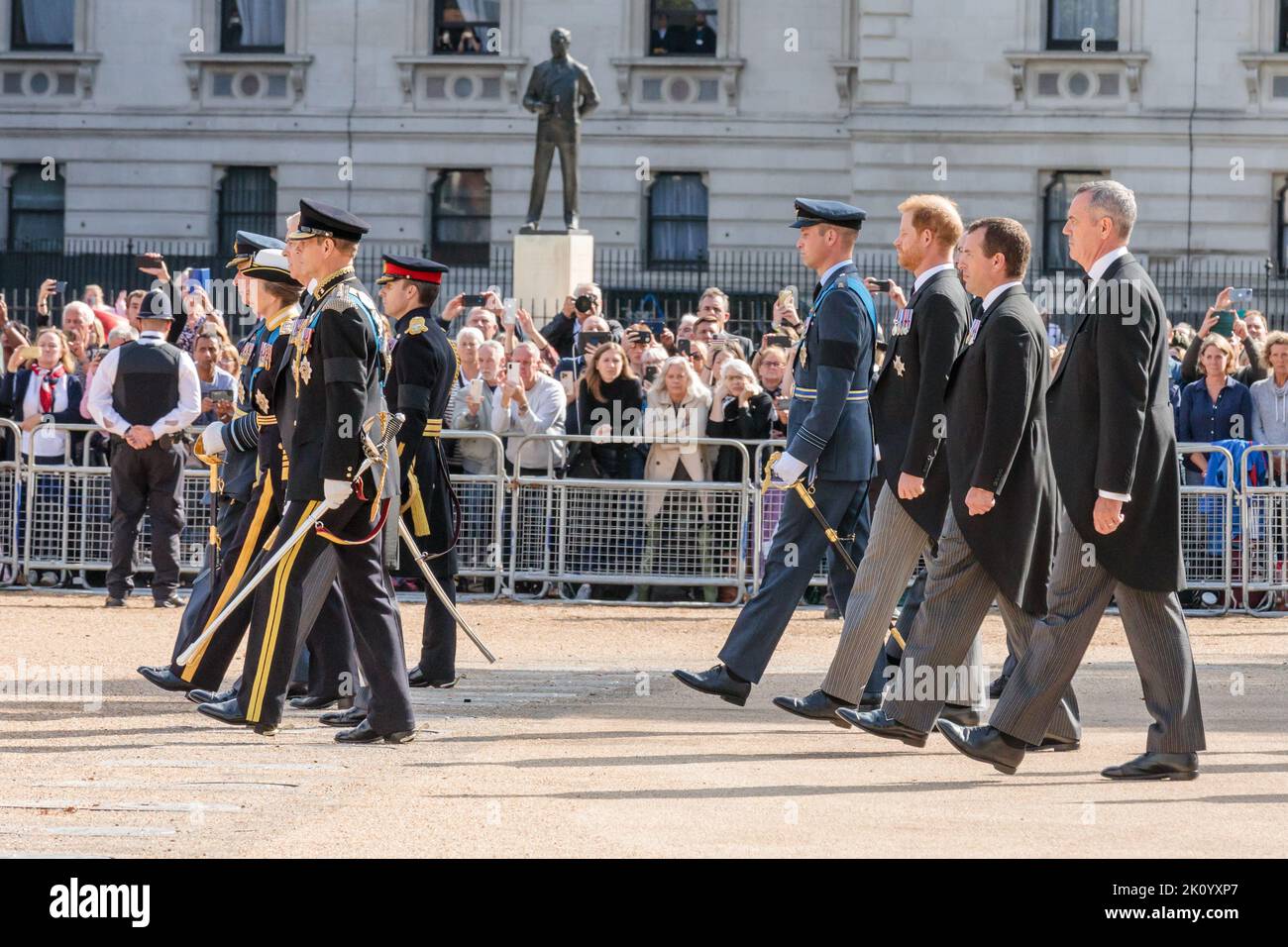 Horse Guards Parade, Londres, Royaume-Uni. 14th septembre 2022. Le cortège qui emmenera sa Majesté la reine Elizabeth II du palais de Buckingham au palais de Westminster, où elle sera dans l'État jusqu'à ses funérailles de lundi, passe par la parade des gardes à cheval. Les derniers enfants de Queens, Kings Charles III, la princesse Anne, le prince Andrew et le prince Edward, et les petits-fils aîné, le prince William, le prince Harry et Peter Philips. Amanda Rose/Alamy Live News Banque D'Images