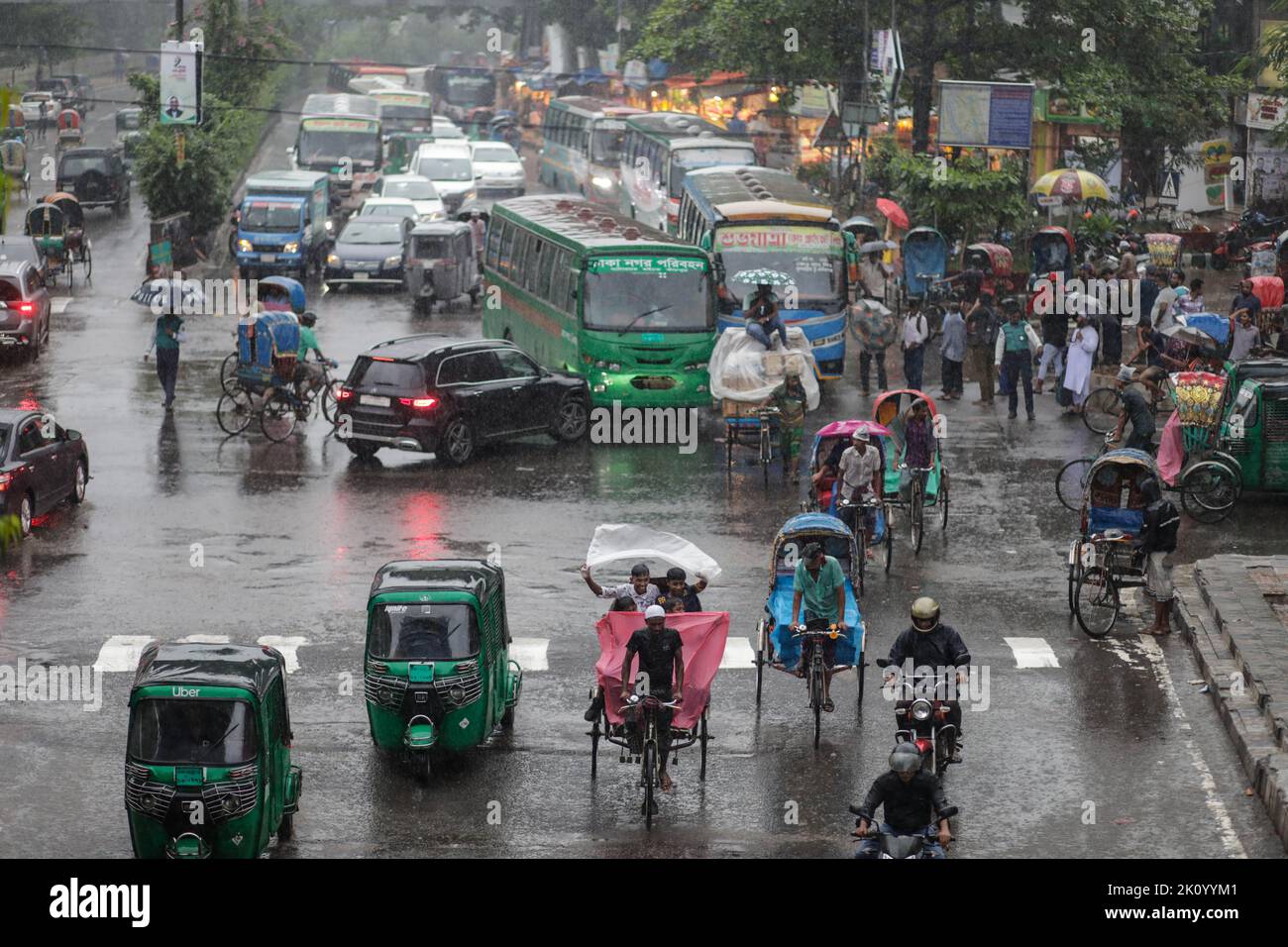 Dhaka, Bangladesh. 14th septembre 2022. Des pluies continues dans la ville ont causé d'immenses souffrances de personnes et des perturbations du flux régulier de la circulation à Dhaka, au Bangladesh, mercredi, à 14 septembre 2022. La capitale Dhaka a enregistré 53 mm de pluie au cours des 24 dernières heures sous l'influence de la basse pression dans la baie du Bengale. (Credit image: © Md Rakibul Hasan/ZUMA Press Wire) Credit: ZUMA Press, Inc./Alamy Live News Banque D'Images