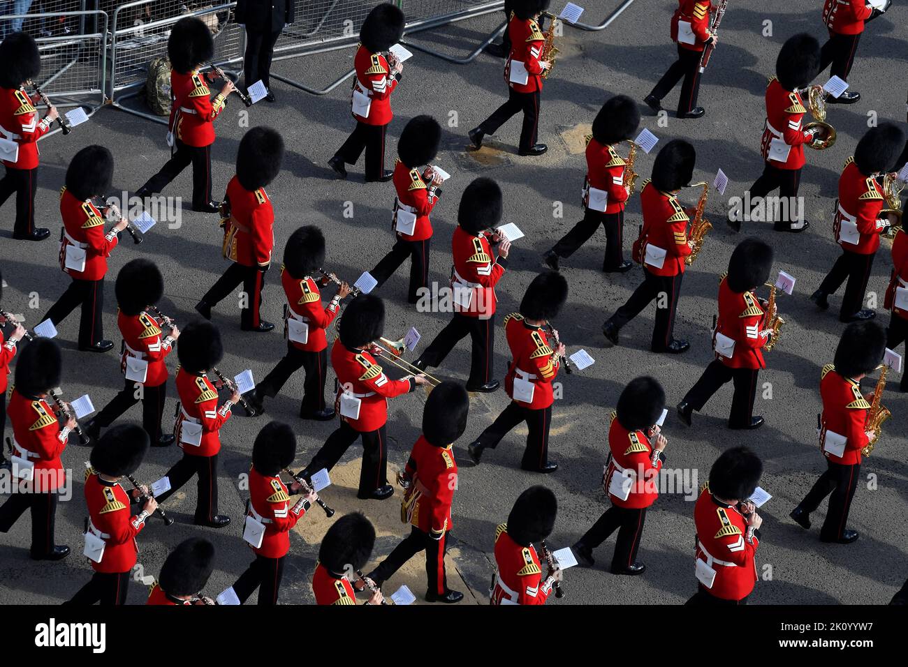 La procession militaire comme le cercueil de la reine Elizabeth II, drapé dans l'étalon royal avec la Couronne d'État impériale placée sur le dessus, est porté sur un chariot à cheval de la troupe du roi Royal Horse Artillery, pendant la procession cérémonielle de Buckingham Palace à Westminster Hall, Londres, Où il sera dans l'état avant ses funérailles lundi. Date de la photo: Mercredi 14 septembre 2022. Banque D'Images