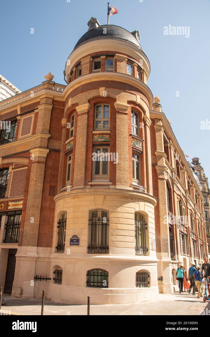 Paris, France. Août 2022. Bel immeuble d'appartements à côté de notre Dame à Paris. Photo de haute qualité Banque D'Images