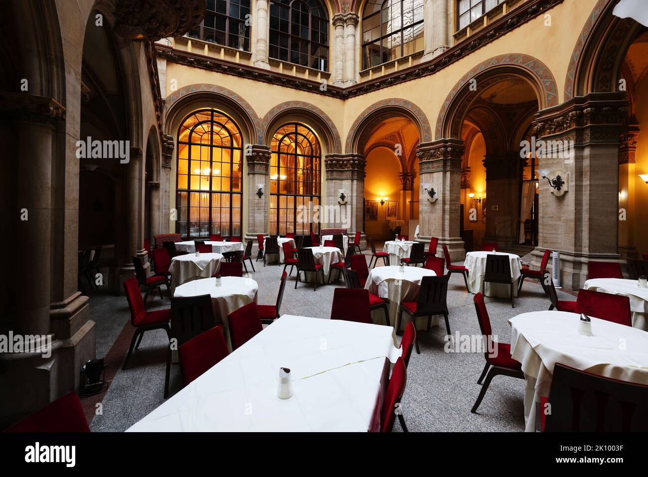 Kaffee, Cafe Central, Wien, im historischen Ambiente eines Wiener Cafehauss einen Viaker oder Schwarzen geniessen und in Gedanken schwelgen Banque D'Images