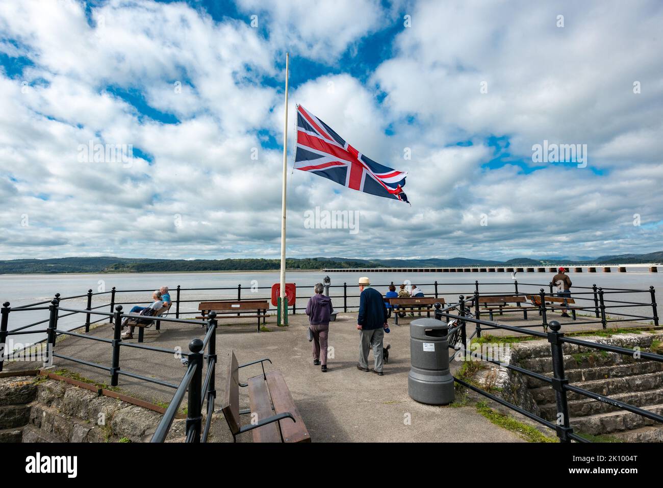 Deuil de la reine Elizabeth II, Arnside, Milnthorpe, Cumbria, Royaume-Uni drapeau de l'Union à mi-mât sur la jetée à Arnside, Milnthorpe, Cumbria, Royaume-Uni crédit: John Eveson/Alay Live News Banque D'Images