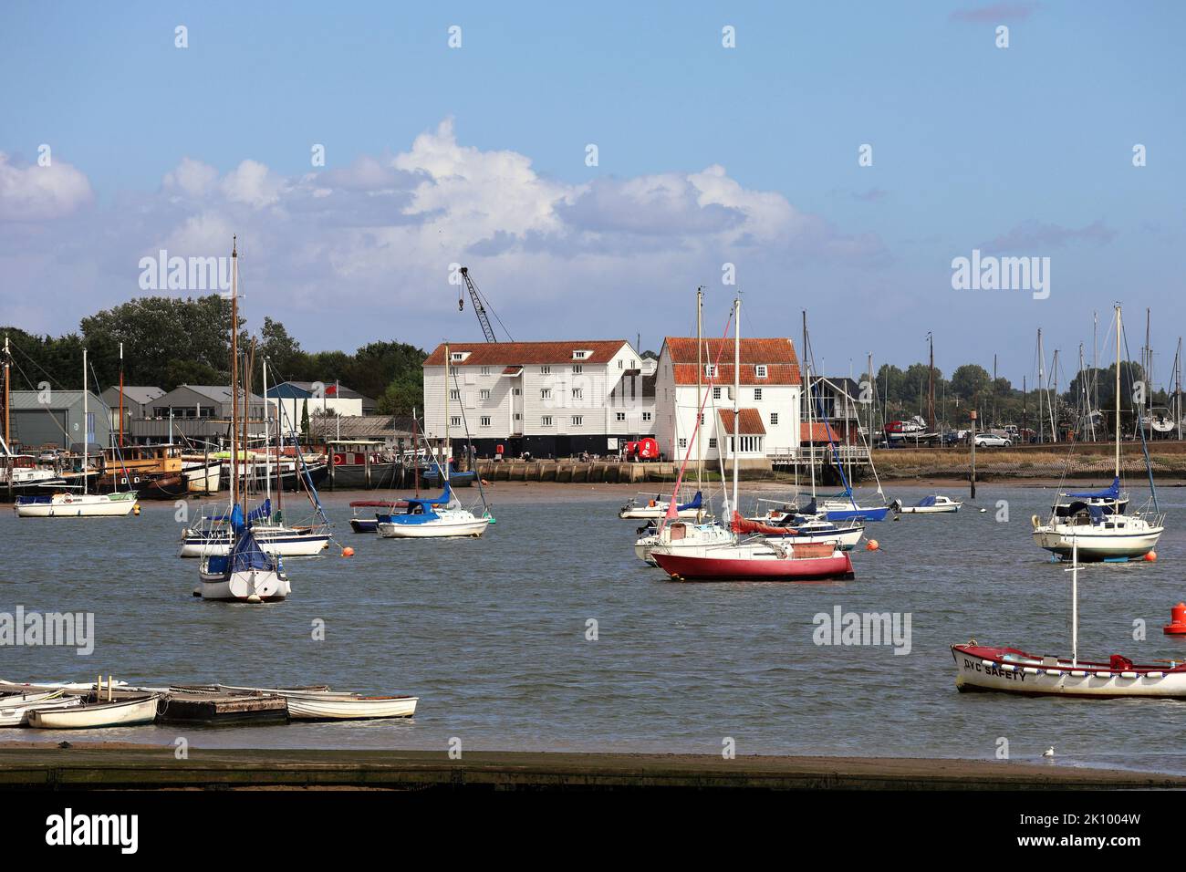 Ville côtière anglaise de Woodbridge sur la rivière Deben, Suffolk, East Anglia, Angleterre, avec des bateaux amarrés Banque D'Images
