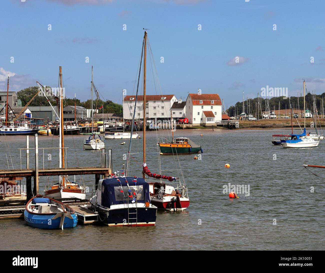 Ville côtière anglaise de Woodbridge sur la rivière Deben, Suffolk, East Anglia, Angleterre, avec des bateaux amarrés Banque D'Images