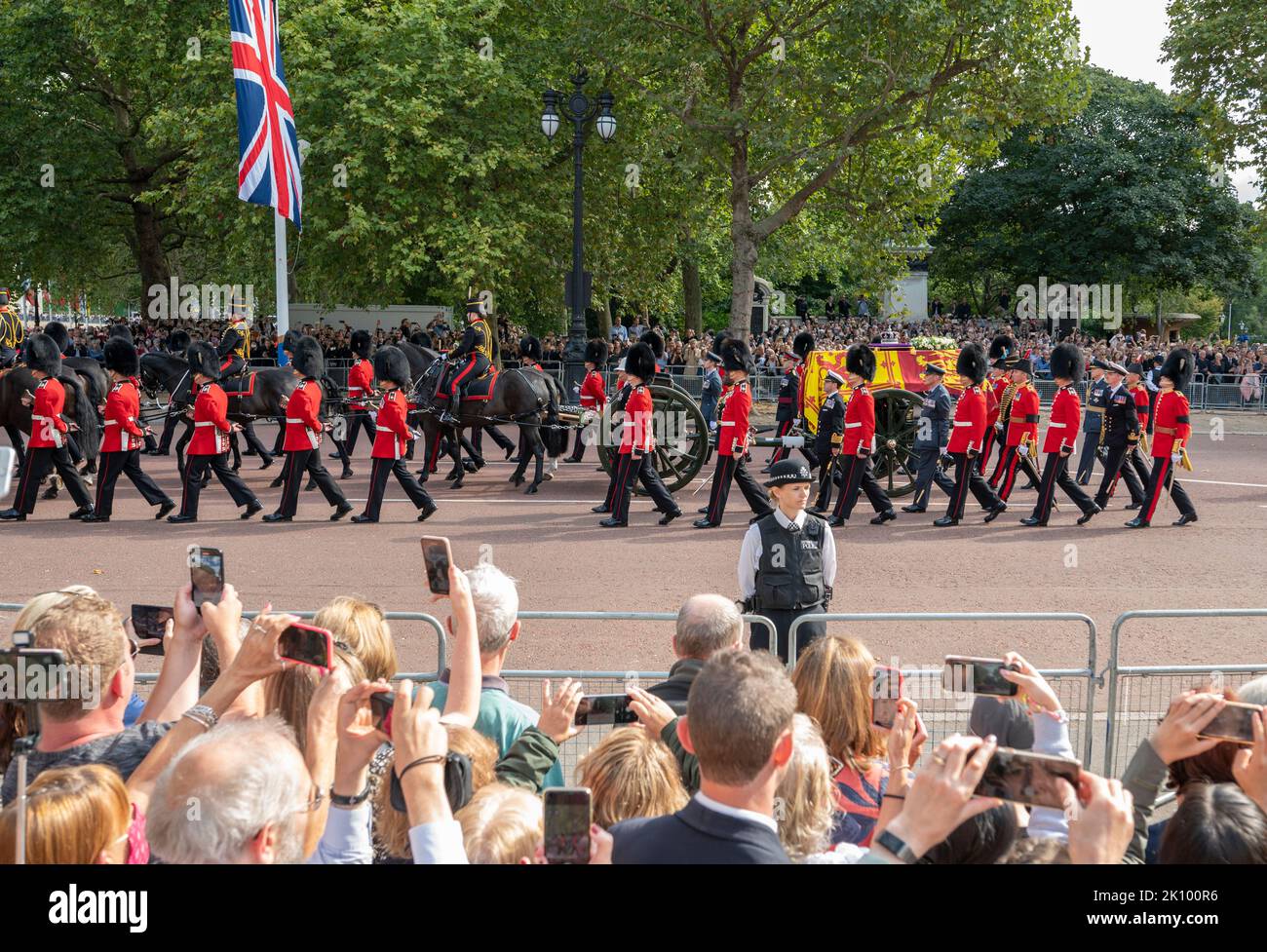 The Mall, Londres, Royaume-Uni. 14 septembre 2022. Le cortège funéraire de la reine Elizabeth II se déplace le long du Mall de Buckingham Palace à Westminster Hall où le corps de la reine Elizabeth sera dans l'État jusqu'au lundi 19 septembre. Un chariot tiré par la troupe des rois Royal Horse Artillery tient le cercueil. Crédit : Malcolm Park/Alay Live News. Banque D'Images