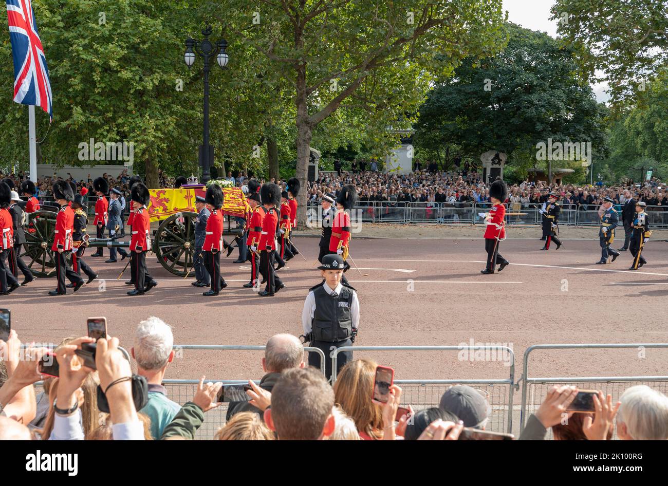 The Mall, Londres, Royaume-Uni. 14 septembre 2022. Le cortège funéraire de la reine Elizabeth II se déplace le long du Mall de Buckingham Palace à Westminster Hall où le corps de la reine Elizabeth sera dans l'État jusqu'au lundi 19 septembre. Un chariot tiré par la troupe des rois Royal Horse Artillery tient le cercueil avec le roi Charles III et la princesse royale directement derrière. Crédit : Malcolm Park/Alay Live News. Banque D'Images