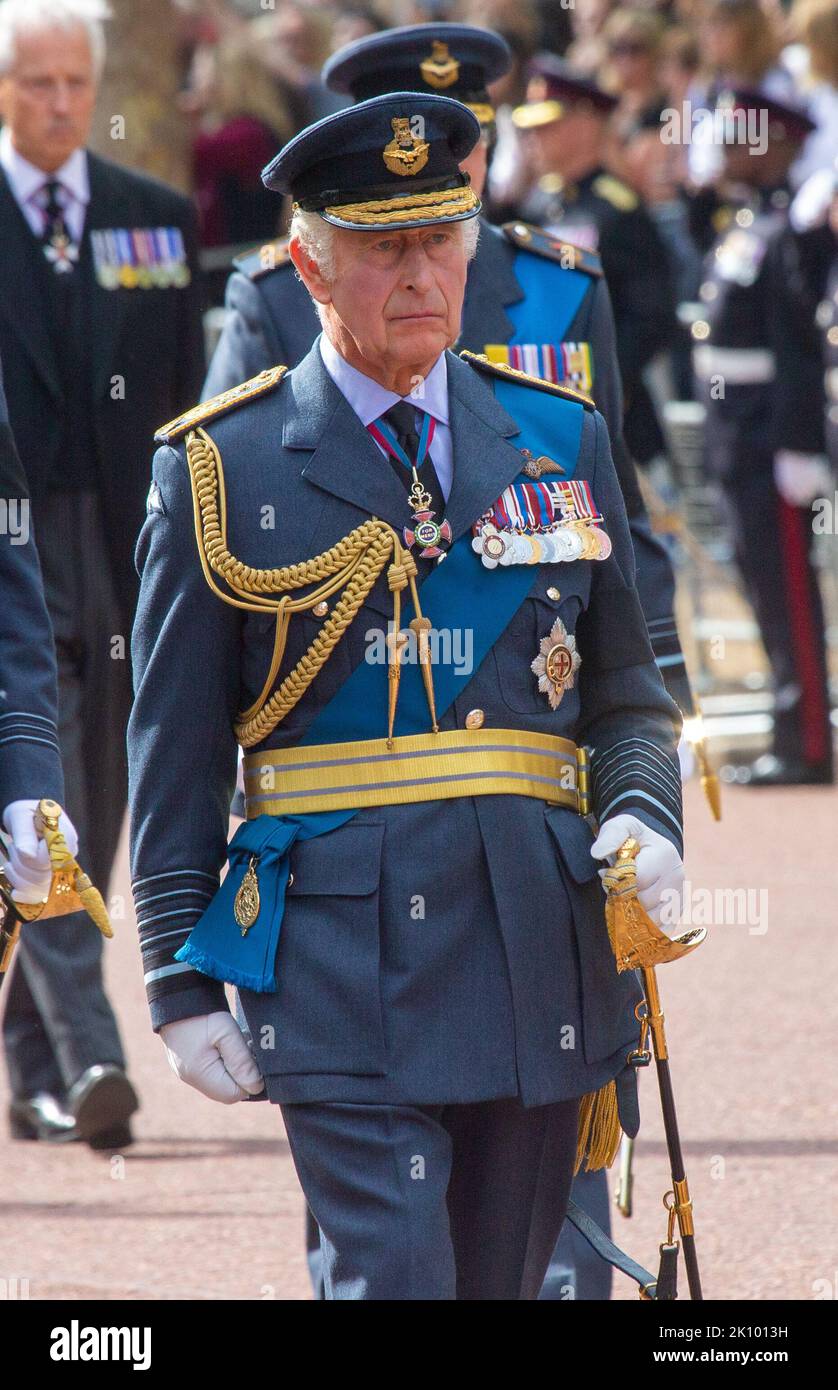 Londres, Angleterre, Royaume-Uni. 14th septembre 2022. Le roi CHARLES III suit le cercueil de la reine Elizabeth II, drapé dans la norme royale avec la couronne d'État impériale placée sur le dessus. Le cercueil est transporté sur une charriot tiré par des chevaux de la troupe du roi Royal Horse Artillery dans la procession cérémonielle de Buckingham Palace à Westminster Hall. (Credit image: © Tayfun Salci/ZUMA Press Wire) Credit: ZUMA Press, Inc./Alay Live News Credit: ZUMA Press, Inc./Alay Live News Banque D'Images