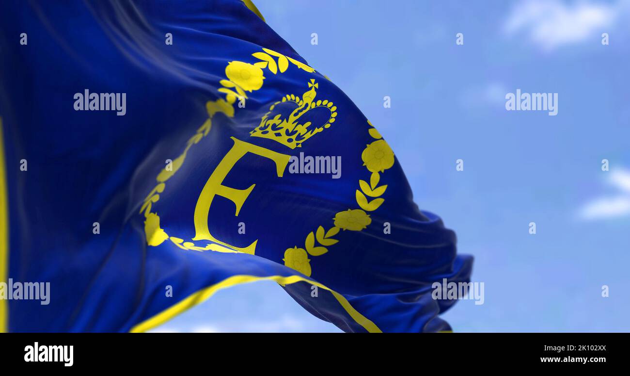 Le drapeau personnel de la reine Elizabeth II volant dans le vent. Tradition et monarchie britannique Banque D'Images