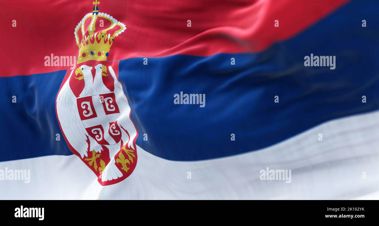 Vue rapprochée du drapeau national de Serbie qui agite dans le vent. La Serbie est un pays enclavé d'Europe centrale et du Sud-est. Tissu texturé Banque D'Images