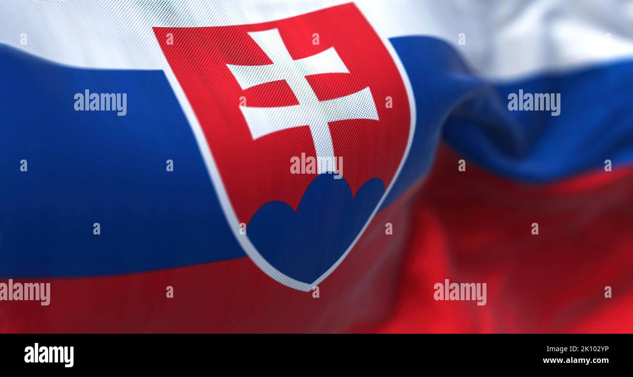 Vue rapprochée du drapeau national de la Slovaquie qui agite dans le vent. La Slovaquie est un pays enclavé d'Europe centrale. Arrière-plan texturé en tissu. Sélectionnez Banque D'Images