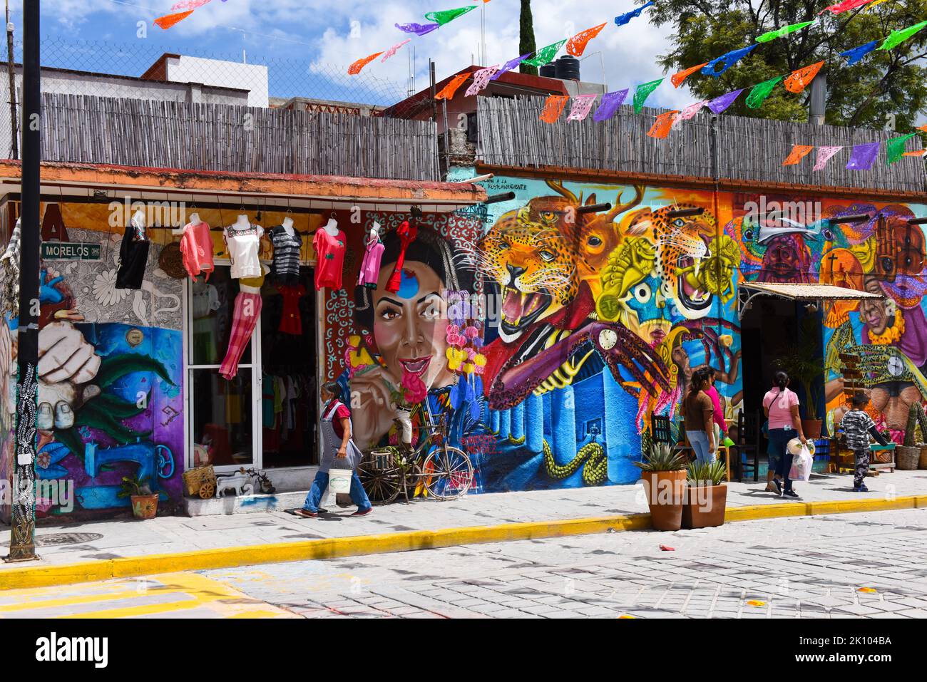 Peintures murales et boutiques colorées dans le centre de la ville de Mitla, État d'Oaxaca, Mexique Banque D'Images