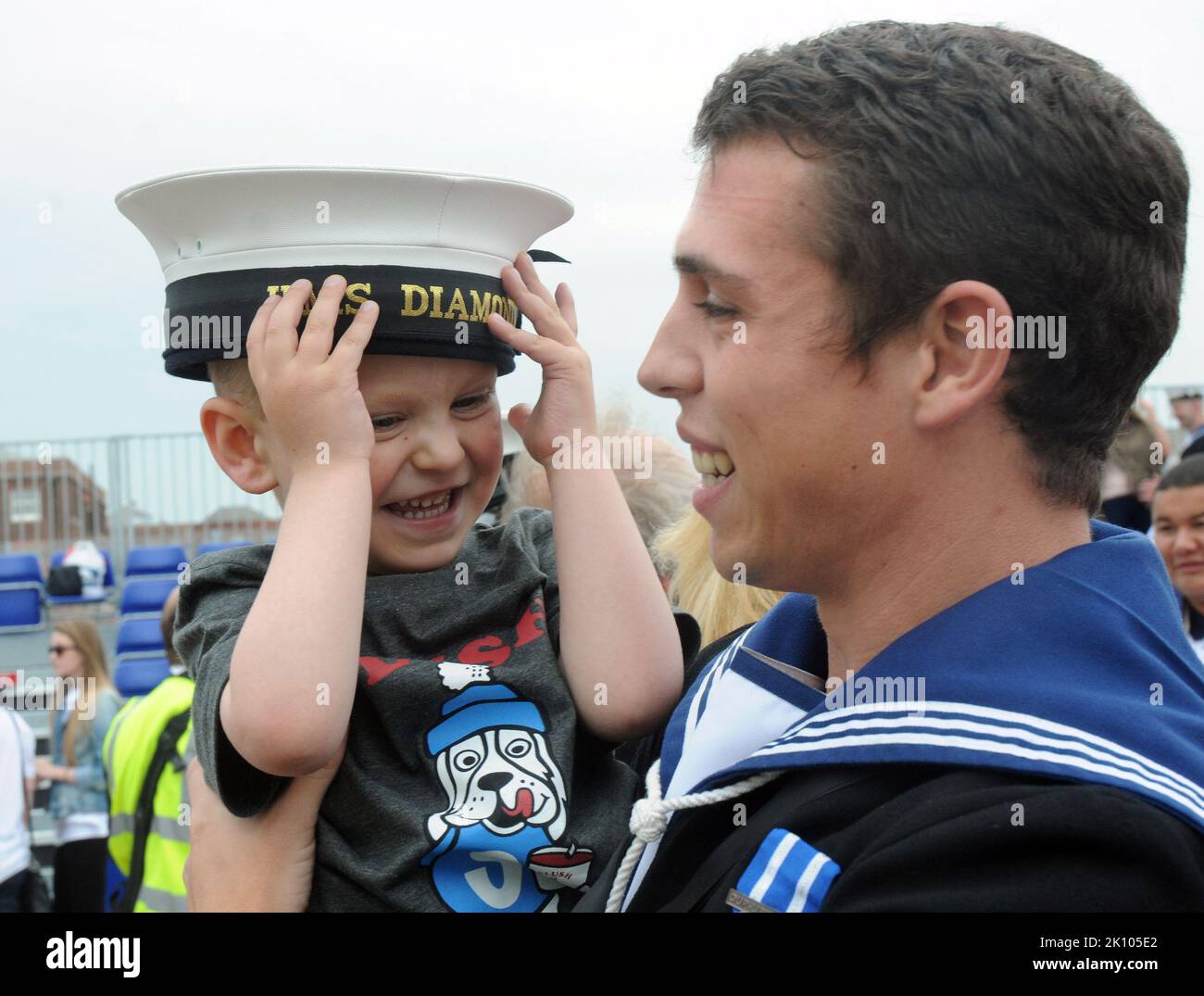 LE2 BEN WRIGHT EST ACCUEILLI À LA MAISON PAR SON NEVEU CALLUM TAYLORWHEN HMS DIAMOND, ÂGÉ DE 3 ANS, RETOURNÉ À PORTSMOUTH APRÈS AVOIR AIDÉ À BANNIR LES ARMES CHIMIQUES DE LA SYRIE. PHOTO MIKE WALKER, PHOTOS MIKE WALKER, 2014 Banque D'Images