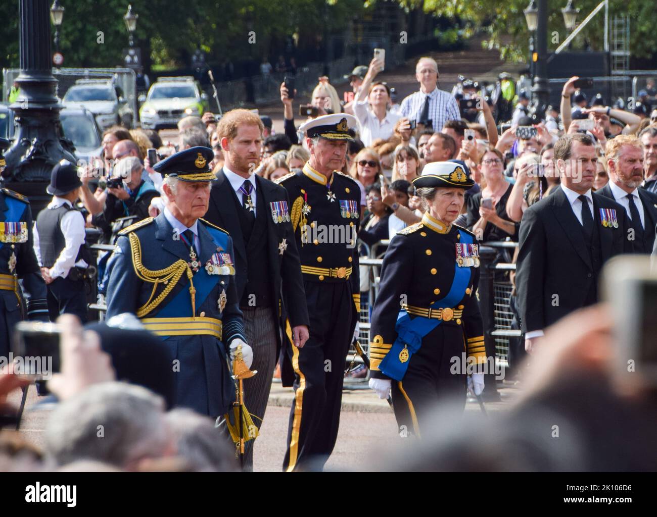 Londres, Royaume-Uni. 14th septembre 2022. Le roi Charles III, le prince Harry et la princesse Anne marchent derrière le cercueil tandis que la procession pour le mensonge de la reine passe à travers le Mall. La Reine a été prise de Buckingham Palace à Westminster Hall dans le Palais de Westminster où elle restera jusqu'à ses funérailles le 19th septembre. Credit: Vuk Valcic/Alamy Live News Banque D'Images