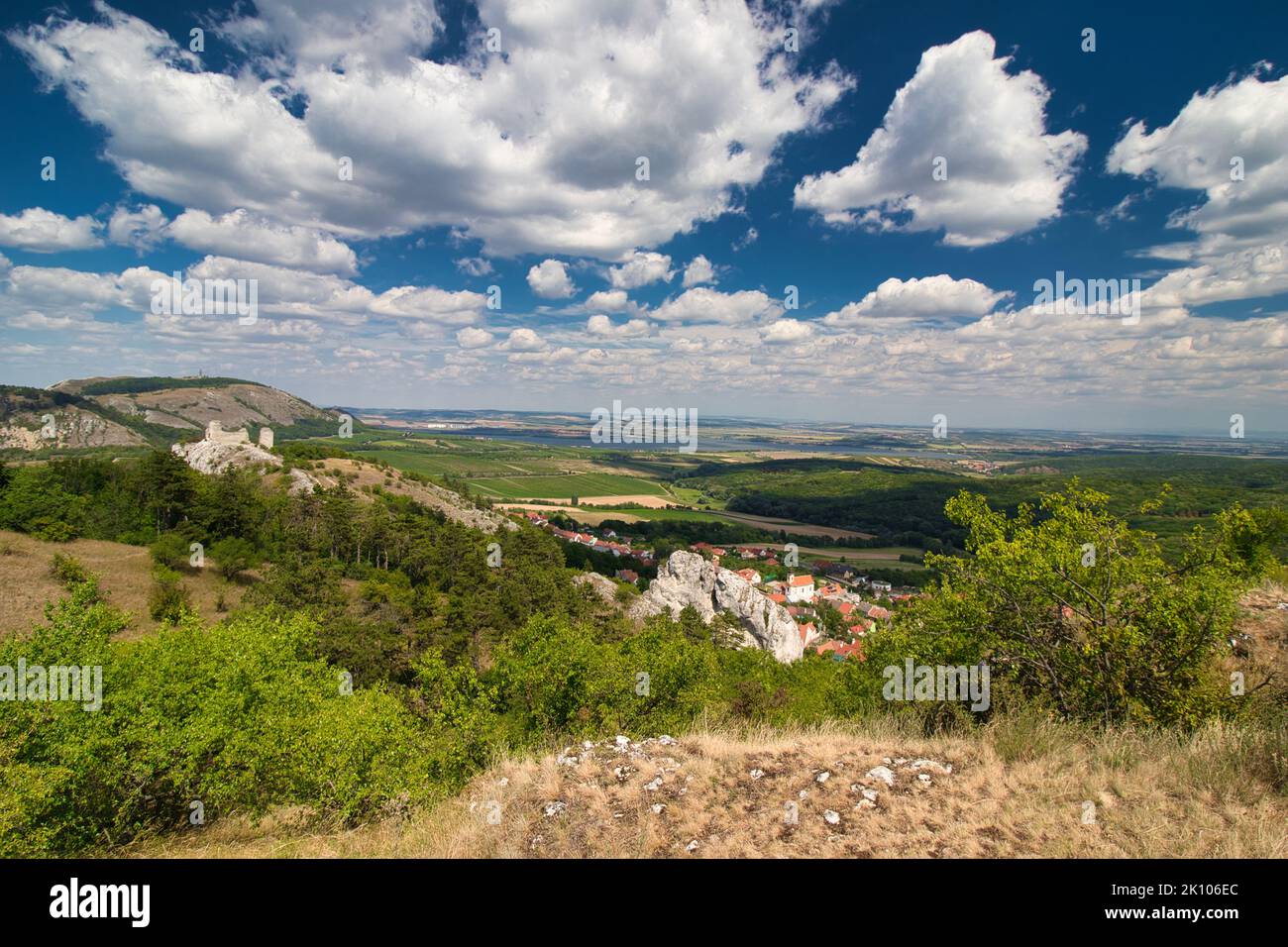 Vue depuis la montagne de la Table jusqu'au château des Orphans en Moravie. Palava. République tchèque. Banque D'Images Vue depuis la montagne de la Table jusqu'au château des Orphans en Moravie. Palava. République tchèque. Banque D'Images