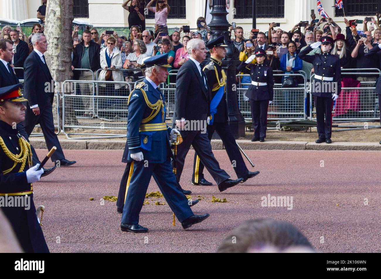 Londres, Royaume-Uni. 14th septembre 2022. Le roi Charles III, la princesse Anne, le prince Andrew et le prince Edward marchent derrière le cercueil tandis que la procession pour la Reine dans l'État passe par le Mall. La Reine a été prise de Buckingham Palace à Westminster Hall dans le Palais de Westminster où elle restera jusqu'à ses funérailles le 19th septembre. Credit: Vuk Valcic/Alamy Live News Banque D'Images