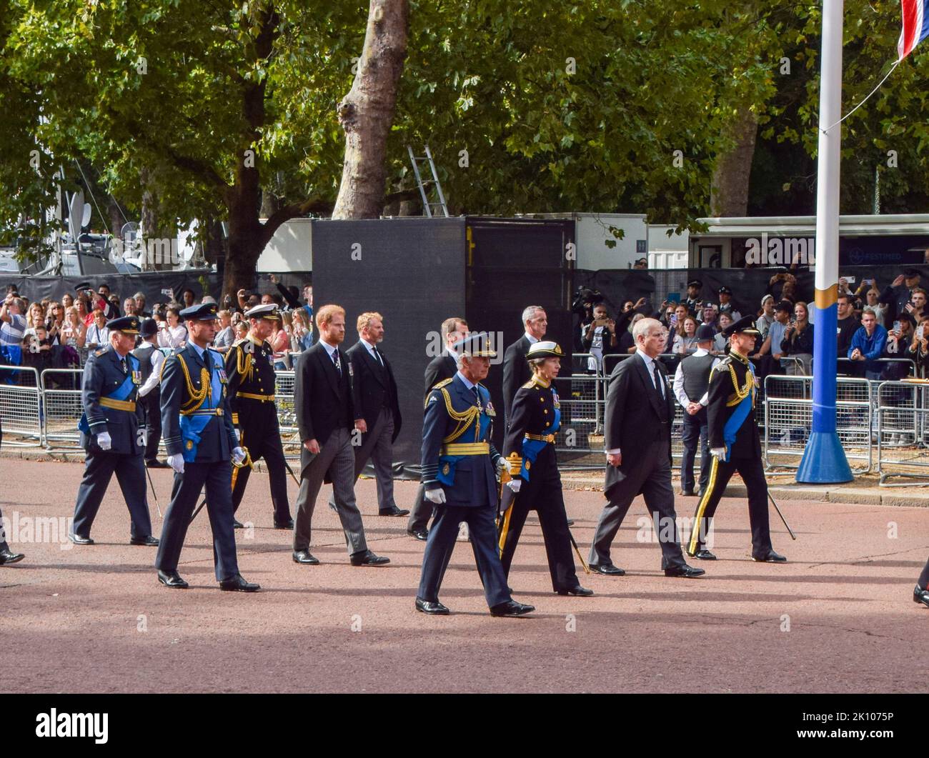 Londres, Royaume-Uni. 14th septembre 2022. Les membres de la famille royale marchent derrière le cercueil tandis que la procession pour le mensonge de la Reine passe à travers le Mall. La Reine a été prise de Buckingham Palace à Westminster Hall dans le Palais de Westminster où elle restera jusqu'à ses funérailles le 19th septembre. Credit: Vuk Valcic/Alamy Live News Banque D'Images