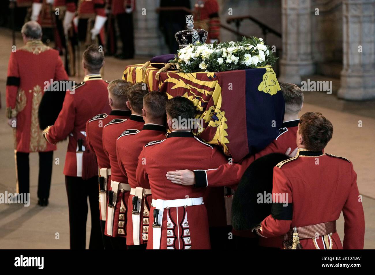 Le porteur porte le cercueil de la reine Elizabeth II dans le Westminster Hall, Londres, où il sera en état avant ses funérailles lundi. Date de la photo: Mercredi 14 septembre 2022. Banque D'Images