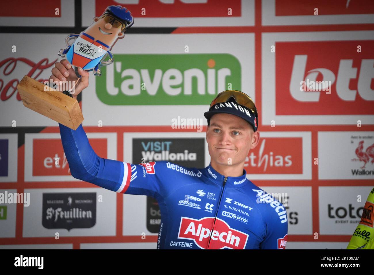 Le néerlandais Mathieu van der Poel d'AlpecinDeceuninck célèbre sur le