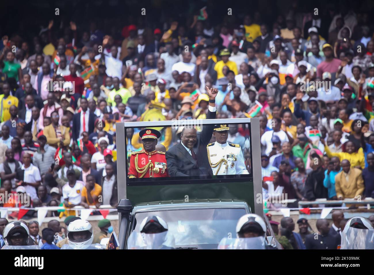 Le Président Uhuru Kenyatta déferle devant de la foule alors qu'il entre au Centre sportif international moi de Kasarani, Nairobi, lors de l'assermentation du Dr William Ruto en tant que Président de la République du Kenya en 5th. (Photo de Boniface Muthoni / SOPA Images/Sipa USA) Banque D'Images