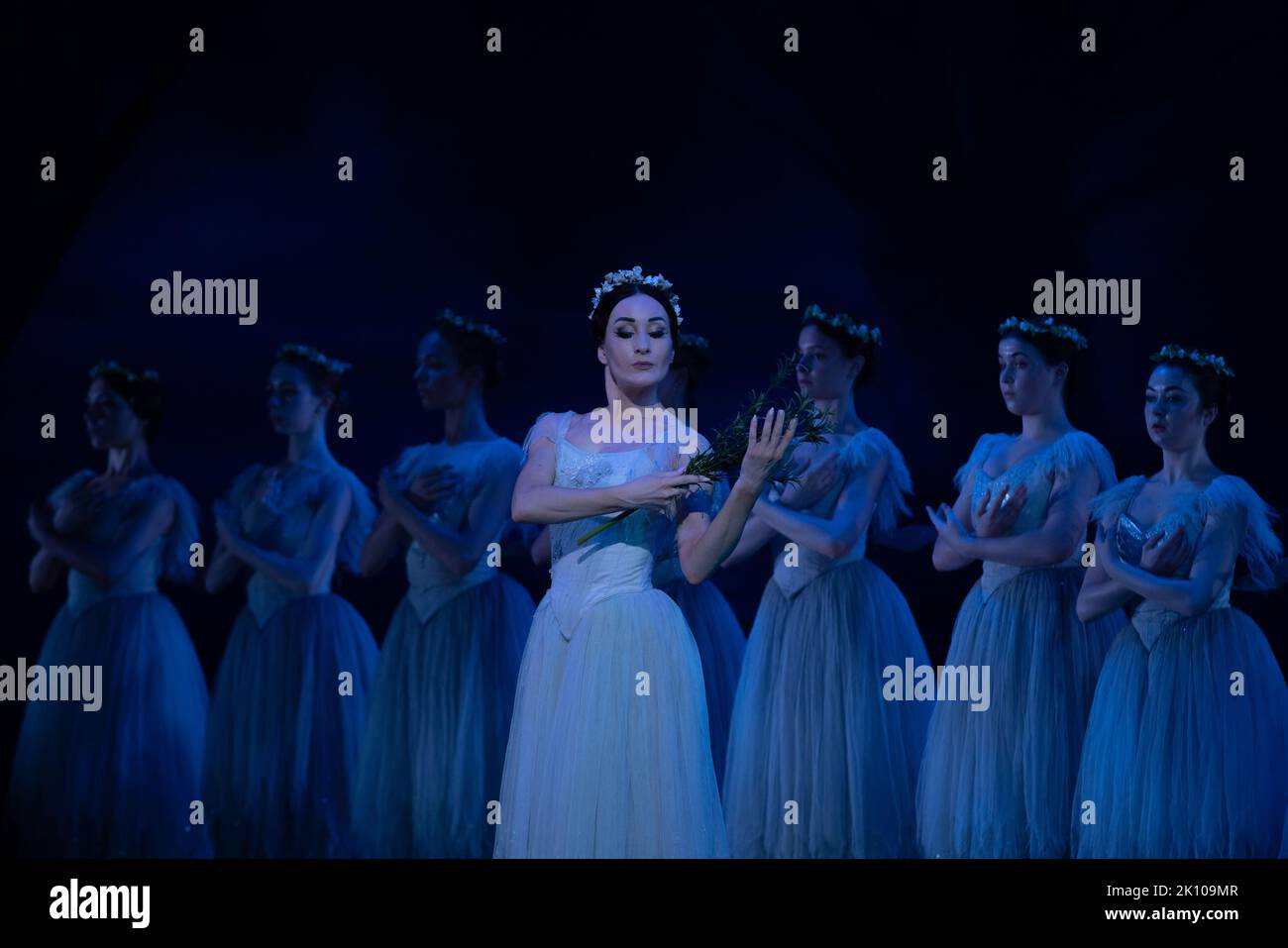 Londres, Royaume-Uni. 13th septembre 2022. United Ukrainian Ballet interprète Giselle au London Coliseum. Dirigée par le célèbre chorégraphe Alexei Ratmansky et mettant en vedette des artistes invités Katja Khaniukova et Alina Cojocaru, la Compagnie complète des danseurs réfugiés d'Ukraine ont tous leur propre histoire de quitter leurs maisons pour rejoindre la Compagnie. Soutenu par l'Opéra national anglais et le Birmingham Royal Ballet, qui fournissent les costumes, le set et l'orchestre. Credit: Guy Corbishley/Alamy Live News Banque D'Images