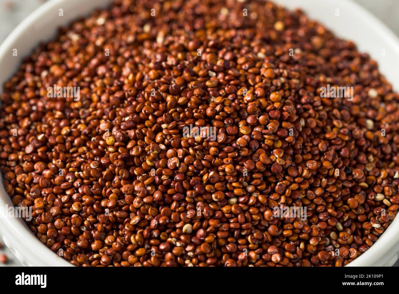 Graine de quinoa rouge biologique brute dans un bol Banque D'Images