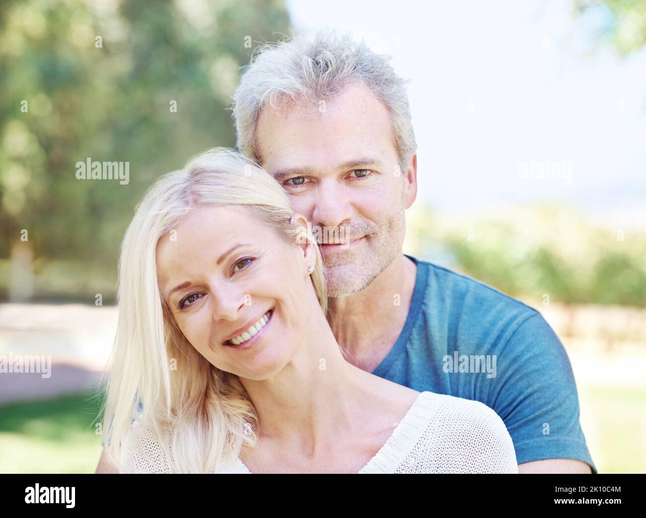 L'amour mûr n'est pas moins passionné. Un couple mature vous souriant tout en profitant d'une journée ensoleillée à l'extérieur. Banque D'Images
