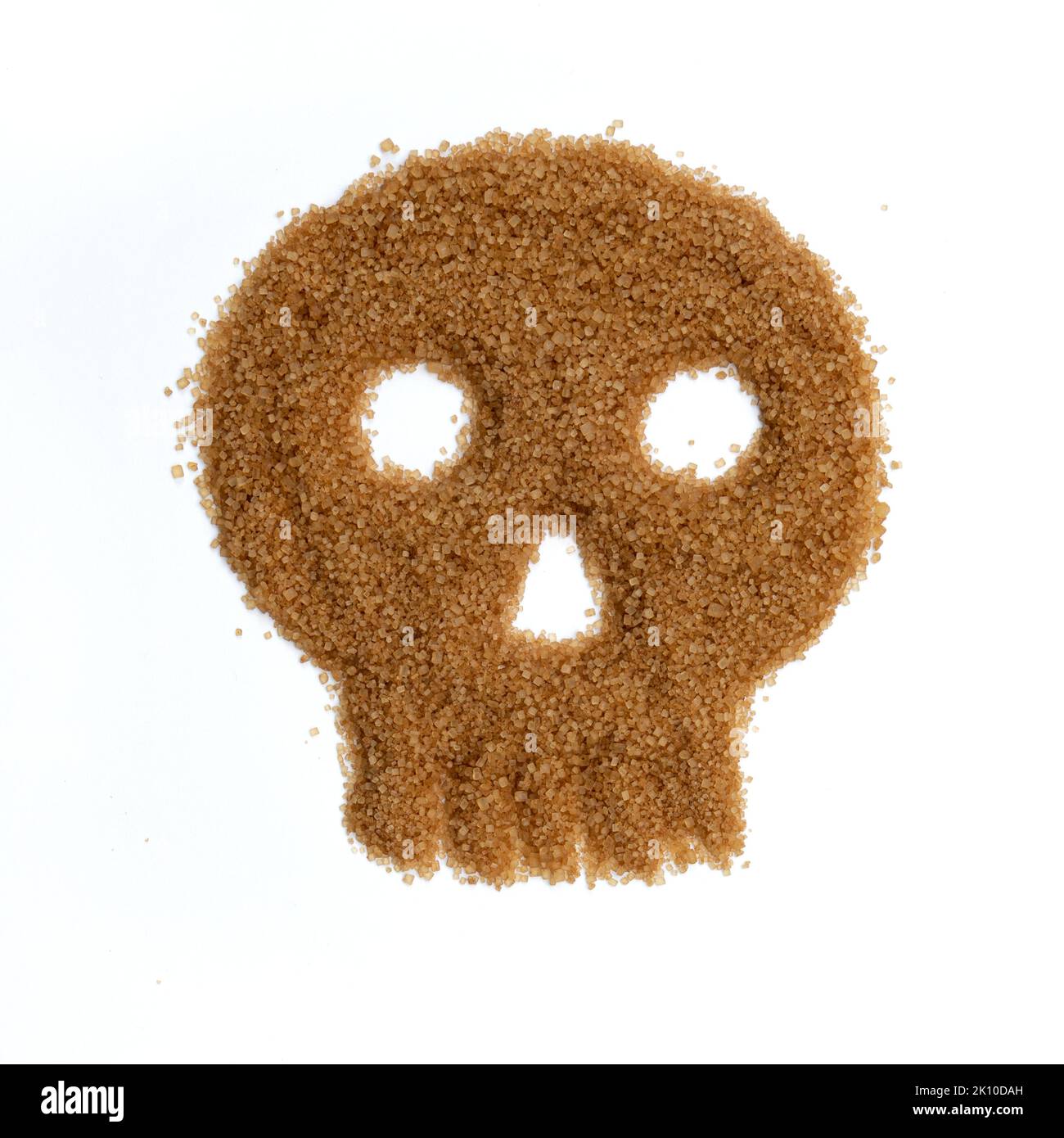 vue de dessus de sucre brun naturel non raffiné est disposé sous forme de crâne isolé sur fond blanc, sucre de canne Banque D'Images
