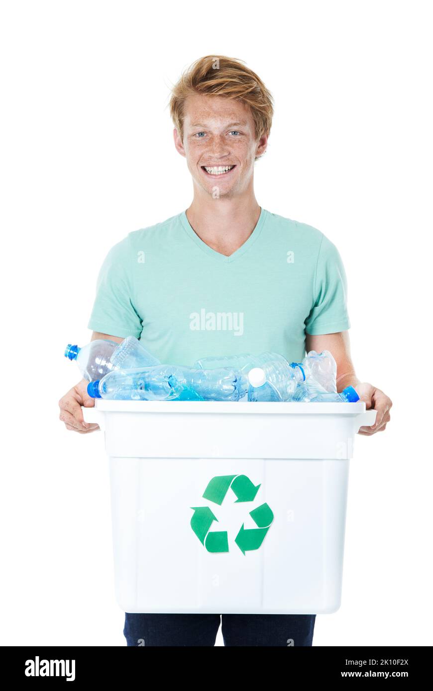 Nous pouvons tous faire une différence. Un jeune homme heureux à tête rouge tenant un bac de recyclage rempli de bouteilles en plastique vides. Banque D'Images